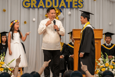 Akala niya, ang araw na iyon ay para sa selebrasyon ng anak, ngunit naging yugto ito ng pampublikong kahihiyan. Habang ang buong pamilya ay napapahiya sa harap ng daan-daang tao, isang batang babae ang nagpasyang hindi manatiling tahimik. Gamit ang isang tablet at matinding determinasyon, binigyan niya ng leksyon ang mga naghukom at ipinakita ang tunay na kahulugan ng pamilya at pagmamahal. Ang kanyang ginawa ay hindi lamang nagligtas sa kanyang pamilya mula sa kahihiyan, kundi nagpakita rin ng isang hindi inaasahang katotohanan na nagpabago sa pananaw ng lahat. Alamin kung paano niya ginawa ang kabayanihang ito at ang mga nakakagulat na detalye sa buong kuwento sa link na matatagpuan sa comments